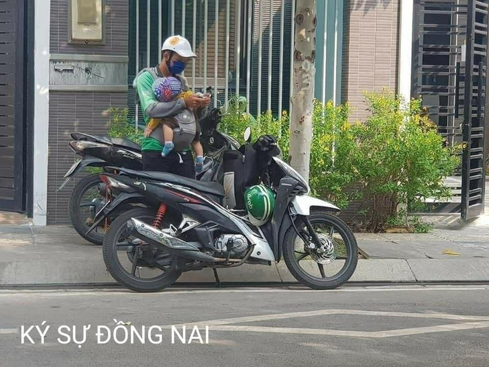 Không biết vì lý do gì, nam tài xế xe ôm công nghệ lại phải mang theo con cùng đồng hành trên những chuyến đi. Em bé vẫn còn nhỏ xíu, có vẻ đã khá mệt, ngủ thiếp đi.