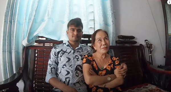Dù anh chồng trẻ đã không quản ngại nắng nôi, mồ hôi nhễ nhại khiến nhiều người cho rằng có lẽ tình yêu họ đến với nhau là thật. Thì cũng có người cho rằng đây chỉ là hình thức "làm màu" để che mắt dư luận.