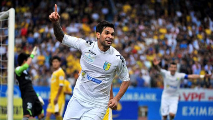 Gonzalo được đánh giá là ngoại binh xuất sắc nhất của V.League trong thời điểm này. Tất cả những pha đá phạt mà HN T&T được hưởng đều do Gonzalo thực hiện và đây là điều kiện thuận lợi giúp Gonzalo ghi không ít những bàn thắng cho HN T&T.