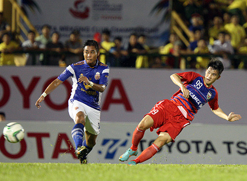 Công Vinh (B.Bình Dương): Bản hợp đồng giá trị nhất mùa chuyển nhượng 2015 đang là chân sút được kỳ vọng toả sáng trong màu áo B.BD. Công Vinh đang giữ kỷ lục ghi nhiều bàn thắng nhất trong lịch sử ĐT Việt Nam và V-League, nhưng trớ trêu thay, CV9 lại chưa bao giờ giành danh hiệu Vua phá lưới.