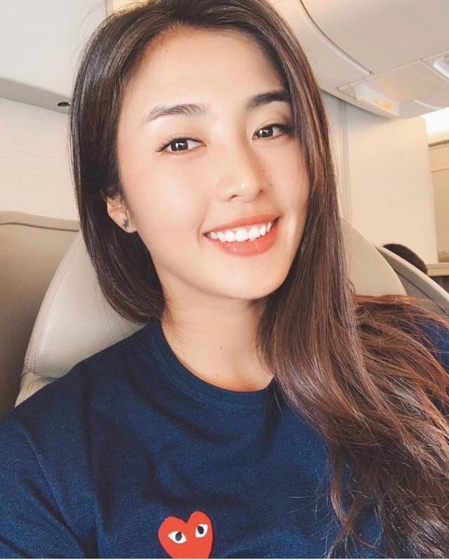 Sở hữu chiều cao nổi trội và gương mặt xinh đẹp nên nữ thủ môn nhận được nhiều lời mời làm người mẫu cho các nhãn hàng thời trang tuy nhiên cô đều từ chối. Zhao cho biết cô sẽ nghĩ đến một nghề khác sau khi giải nghệ, còn hiện tại vẫn muốn chuyên tâm vào trái bóng tròn.