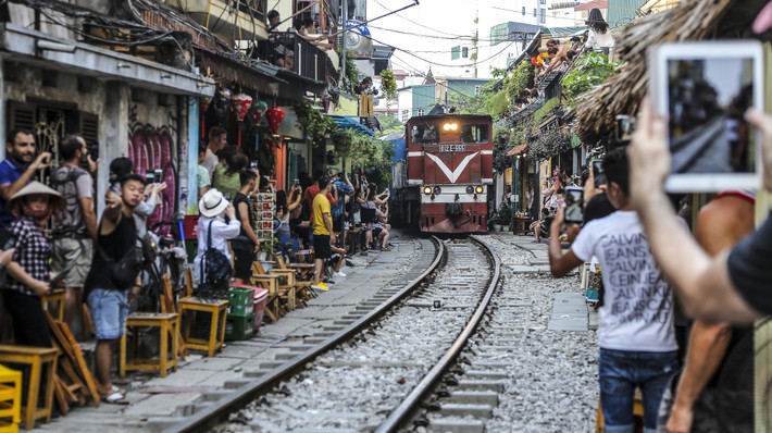 Giữa năm 2019, phố cafe đường tàu trở thành điểm đến yêu thích của khách du lịch và giới trẻ Hà Nội. Tuy nhiên việc ngồi uống cafe ngang nhiên giữa một đoạn đường sắt vẫn còn hoạt động vô cùng nguy hiểm. Đến tháng 10 cùng năm, tuyến phố này chính thức bị đóng cửa, nhiều quán cafe buộc phải dừng hoạt động kinh doanh vì vi phạm an toàn đường sắt.