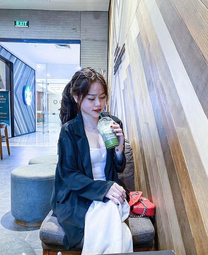 Cô nàng từng nhiều lần bị fans Nhật Lê gọi là "cáo già", "giả tạo" khi cho rằng cố tình "thả thính" Quang Hải dù biết anh đang hạnh phúc bên người yêu cũ.