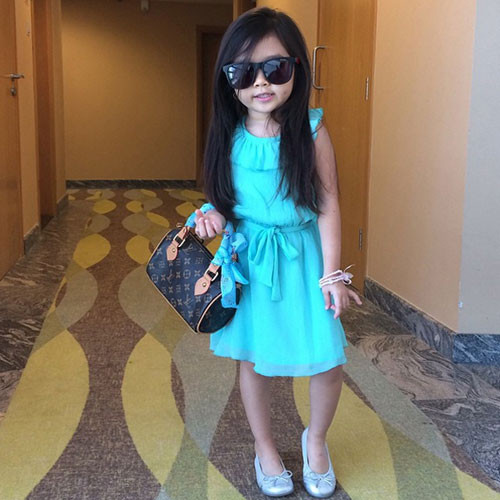 Nhóc tỳ Breanna Youn (5 tuổi, Hàn Quốc) thu hút gần 1 triệu fans trên Instagram và gần 200.000 lượt theo dõi trên Facebook bởi cuộc sống xa hoa cùng style cực chất.