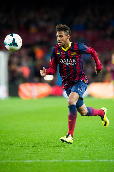 Neymar (Barcelona): Chẳng nơi đâu sản sinh ra nhiều huyền thoại sân cỏ hơn Brazil. Vũ điệu samba cuồng cháy từng giúp những thế hệ đi trước như Ronaldinho, Ronaldo (béo), Rivaldo, Romario bước lên đỉnh vinh quang. Neymar dẫu chưa thể sánh bằng các bậc đàn anh song ở tuổi 22, thần đồng một thời của Santos vẫn còn rất nhiều thời gian để chứng tỏ đủ sức đi vào ngôi đền của những huyền thoại.
