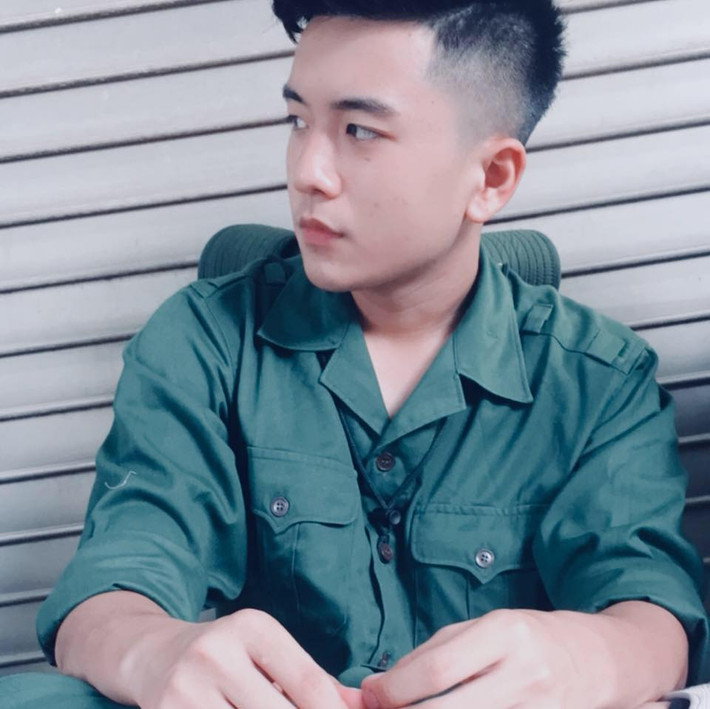 Được biết, tấm ảnh này được chụp cách đây 1 năm, trong thời gian nam sinh trường FPT Việt Hoàng học quân sự tại Xuân Hoà.