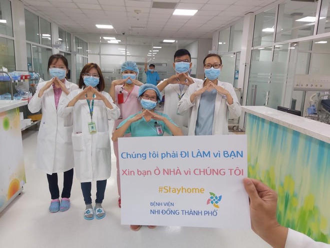Cũng là trào lưu với mục đích tuyên truyền nhưng "Chúng tôi đi làm vì bạn, bạn ở nhà vì chúng tôi" được thực hiện bởi các y, bác sĩ đang làm nhiệm vụ chống dịch tại bệnh viện.