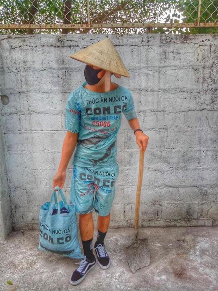 Bộ đồ thiết kế chất từ bao cám con cò quen thuộc khiến nhiều người không ngờ đây thực chất là bộ quần áo thứ thiệt.