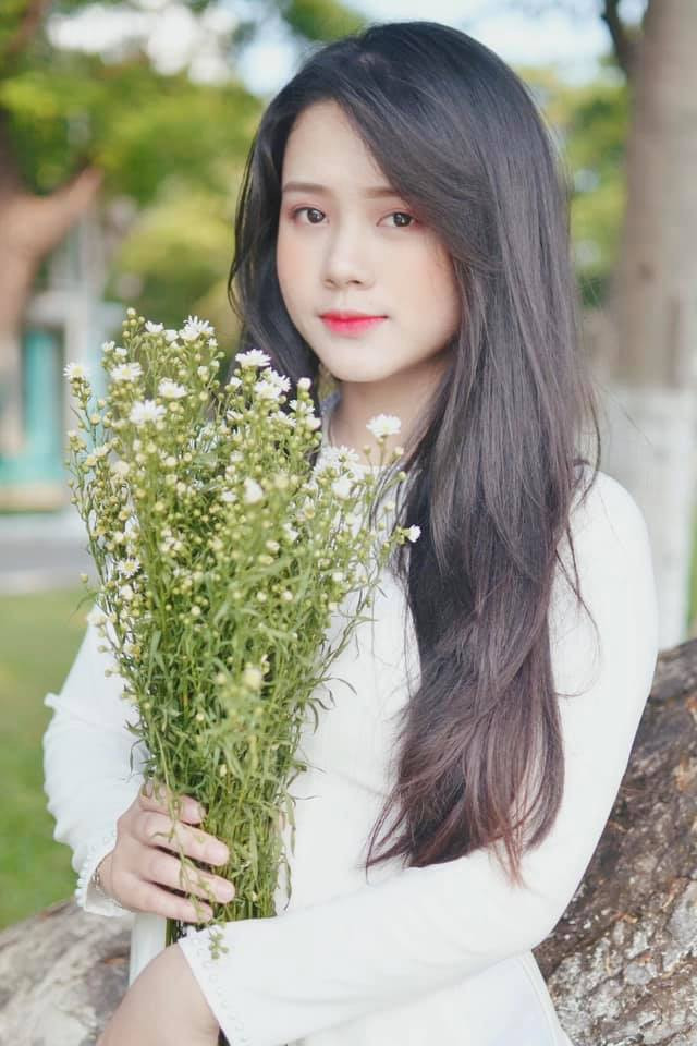 Bên dưới bài viết, rất nhiều sinh viên trường ĐH Duy Tân bày tỏ sự tự hào cũng như cảm phục ý chí cô sinh viên ngành Y. "Đã xinh lại còn dũng cảm, biết kho cá nữa, đây mới xứng đáng với danh hiệu hot girl", "Can đảm lắm, chúc em và gia đình sức khỏe để cống hiến vì đất nước. Còn trẻ như vậy mà đã suy nghĩ đã chín chắn rồi" - Dân mạng gửi lời khen ngợi tới cô nàng.