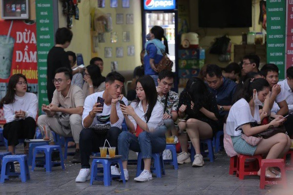 Bức ảnh Tiến Linh nhìn bạn gái say đắm khiến dân mạng thích thú. Kể từ khi chia tay bạn gái cũ Ngọc Quyên, đây là lần đầu nam cầu thủ công khai xuất hiện bên cạnh cô gái khác.
