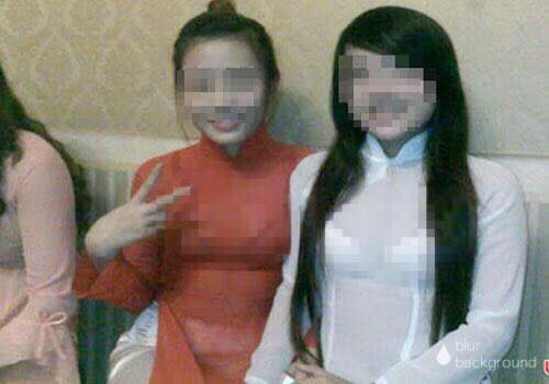 Hay những chiếc áo dài xuyên thấu đến lộ nội y cũng đã khiến cư dân mạng lên tiếng bức xúc.