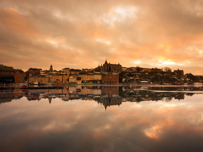 Stockholm, Thụy Điển: Trong ngày dài nhất năm ở đây, Mặt Trời chiếu sáng tới 22h08, tức là tổng cộng sẽ có 18 tiếng 30 phút ánh sáng ban ngày. Sau một mùa đông dài và lạnh giá, người Scandinavia sẽ ra ngoài ăn mừng đêm trắng vào ngày Hạ chí (21 tháng 6) khi bầu trời có màu vàng đỏ suốt cả đêm. Skasen, bảo tàng ngoài trời khổng lồ của thành phố, mở cửa tới tận 10h đêm, mọi người ra ngoài ăn tối và khiêu vũ.