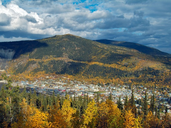 Dawson, Yukon, Canada: Thời gian Mặt Trời chiếu sáng vào ngày dài nhất năm tại đây lên tới 21 tiếng 03 phút. Bạn có thể lên phà đi ngang qua sông Yukon để tham dự lễ hội đêm trắng với thử thách độc nhất vô nhị: giải golf xuyên đêm, sau đó tụ tập ở câu lạc bộ vào buổi sáng để thưởng thức món trứng và bia.