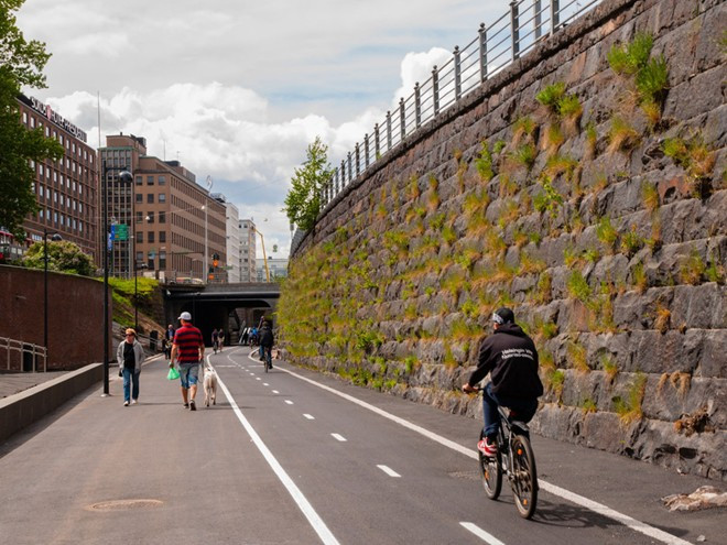 Helsinki, Phần Lan: Ngày dài nhất ở đây sẽ có tới 18 tiếng 55 phút ánh sáng Mặt Trời. Các quán rượu và cà phê mở cửa tới khuya, các gia đình thường đi tắm hơi cùng nhau rồi đốt lửa trại.