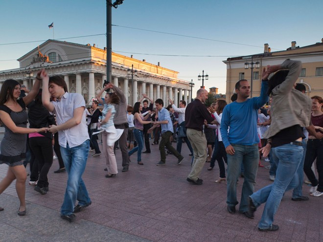 St.Petersburg, Nga: St.Petersburg là nơi tổ chức lễ hội Đêm Trắng lâu đời nhất thế giới, với những màn biểu diễn ba lê và opera. Trong ngày dài nhất năm ở đây, Mặt Trời chiếu sáng tới 23h25, tức là tổng cộng sẽ có 18 tiếng 50 phút ánh sáng ban ngày. Điểm nhấn trong ngày này là bữa tiệc tốt nghiệp cấp 3 khổng lồ, trong đó cả triệu người đổ ra bờ sông của thành phố để xem pháo hoa và trận chiến cướp biển giả ở bến cảng.