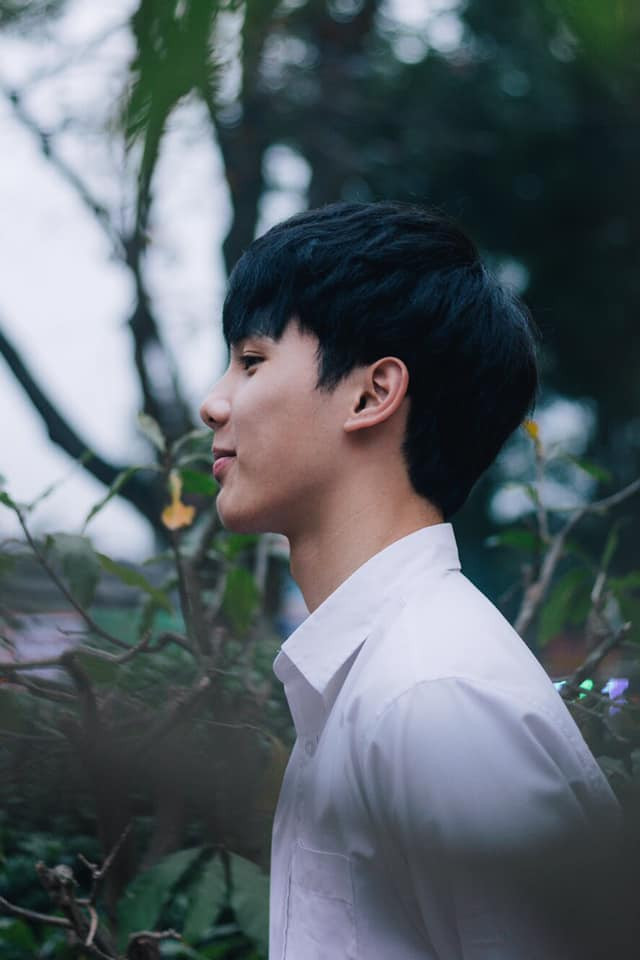Theo đó, dù chỉ trong trang phục áo sơ mi trắng đơn giản, nhưng mái tóc hai mái bồng bềnh cùng khuôn mặt đẹp trai, thư sinh của Sơn nhanh chóng khiến các cô gái "tan chảy".