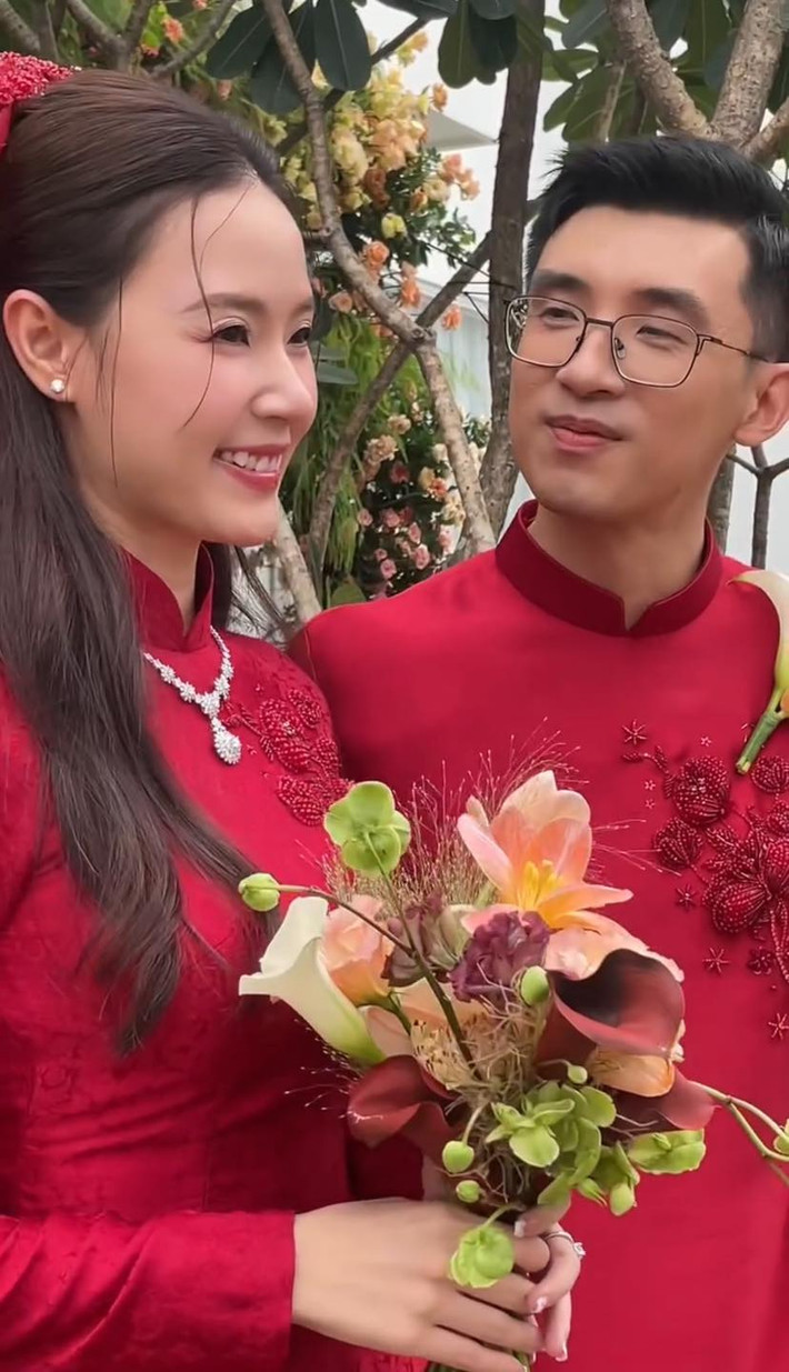 Midu tổ chức lễ vu quy tại căn biệt thự mới ở Quận 2, TP.HCM. Cô dâu chọn áo dài và khăn voan đỏ rực, khuôn mặt ngập tràn hạnh phúc sánh đôi cùng chú rể Minh Đạt.