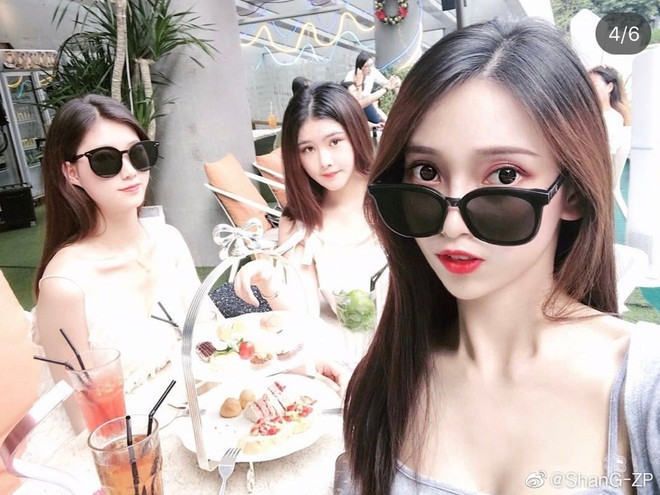 Được biết, cơ trưởng trong chuyến bay chính là bạn trai của Ngọc Oánh. Để lấy lòng người đẹp, chàng trai đã bất chấp nguy hiểm để giúp bạn gái "sống ảo".