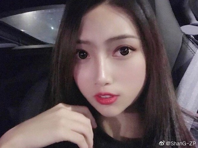 Ngay sau khi thông tin này xuất hiện, danh tính của cô gái cũng được tìm ra. Cô là Trần Ngọc Oánh, sinh năm 2000 ở Hàng Châu, Chiết Giang. Hiện hot girl này đang theo học chuyên ngành Tiếp viên hàng không của Trường Đại học du lịch Quế Lâm.