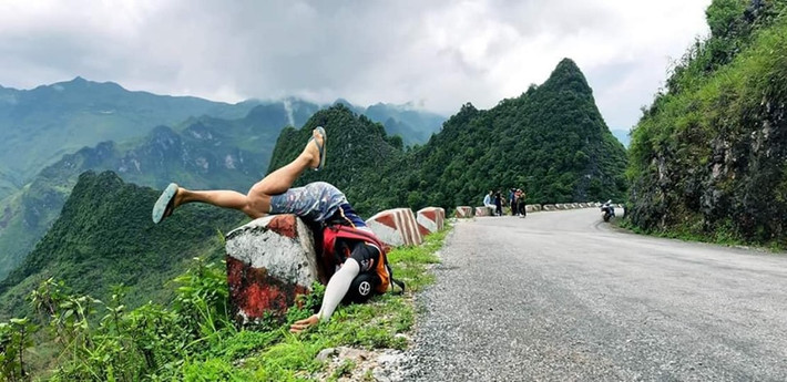 Chính bởi vậy, hình ảnh phượt thủ gắn liền với những bữa cơm ngoài trời, những giấc ngủ bên vệ đường. Mới đây, bộ ảnh check-in kiểu "ngủ lang" vô cùng hài hước của cộng đồng phượt thủ xuất hiện trên mạng xã hội khiến nhiều người thích thú.