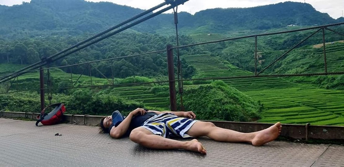 Dép, giày là tài sản vô cùng quý giá, đặc biệt là khi bạn đang ở địa hình rừng núi bởi nếu mất sẽ khó mua, hơn nữa không thể đi chân đất chạy xe, leo núi. Chính vì vậy, cái gì cũng có thể mất nhưng dép thì không.