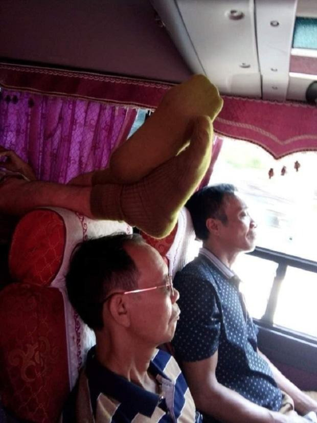 Ngang nhiên gác chân ngay ở phía trên đầu của hành khách phía trước là hành động không thể chấp nhận được. Xem tấm hình này chắc chắn ai cũng bức xúc thay bác lớn tuổi phải "chịu trận".