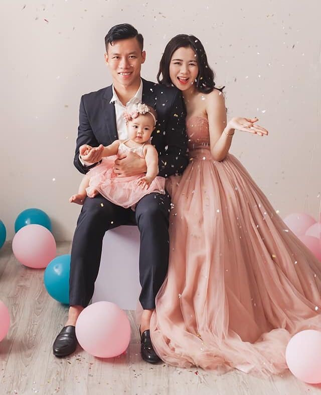 Hôm nay (08/10), thông tin vợ chồng Quế Ngọc Hải - Dương Thùy Phương khai trương quán trà chanh được nhiều người quan tâm. Do trung vệ đội trưởng đội tuyển Việt Nam đang bận tập trung cùng toàn đội nên mọi công việc ở cửa hàng đều do một tay bà xã lo.