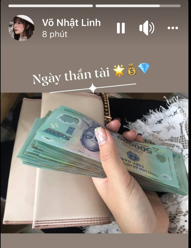 Mới cưới nhau được vài ngày nhưng vào ngày vía Thần tài, vợ Phan Văn Đức được chồng tặng món quà giá trị. Mặc dù không công khai cụ thể số tiền nhưng nhìn qua chắc chắn con số là không hề nhỏ.