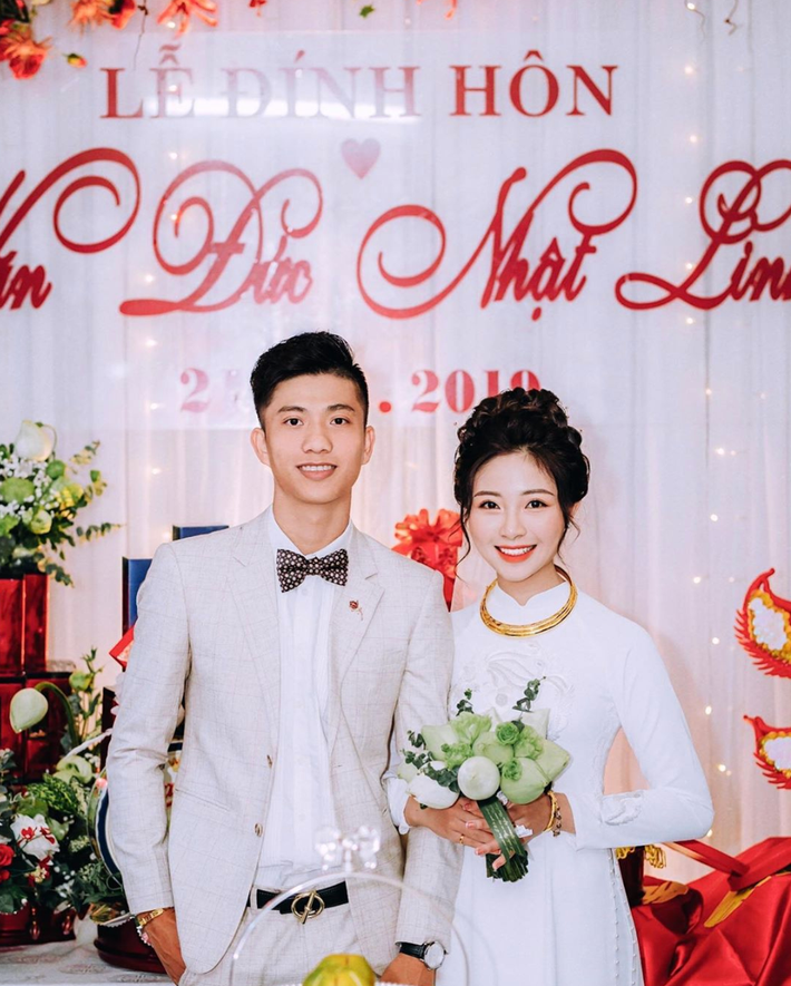 Sau khi kết hôn cùng Phan Văn Đức vào ngày mùng 6 Tết Âm lịch vừa qua, "hot girl" mầm non Võ Nhật Linh thường xuyên khoe được chồng chiều chuộng. Hiện tại, cô nàng đang mang thai con đầu lòng và từng phủ nhận tin đồn "cưới chạy".