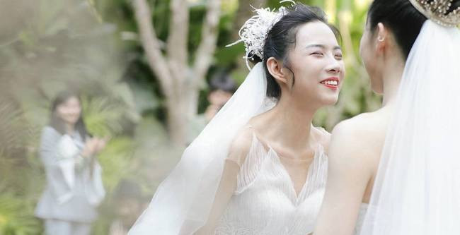 Mới đây, cộng đồng mạng xôn xao về đám cưới của cô nàng diễn viên múa nổi tiếng nhất Trung Quốc là Thủy Nguyệt. Thủy Nguyệt năm nay 25 tuổi và bạn gái Bồ Dung Dung quen nhau đã được 2 năm, cặp đôi đồng tính nữ mới đây quyết định tổ chức đám cưới dưới sự chứng kiến của trăm quan khách cùng họ hàng đôi bên.