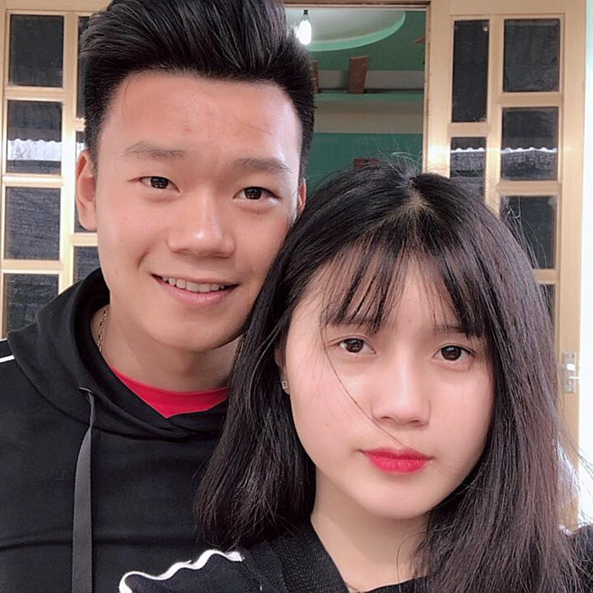 Là người hùng trên sân cỏ, ngoài đời, Thành Chung có mối tình đẹp kéo dài 3 năm với bạn gái Ngô Tố Uyên (sinh năm 2000, quê Tuyên Quang). Cặp đôi thường xuyên chia sẻ khoảnh khắc ngọt ngào trên mạng xã hội.