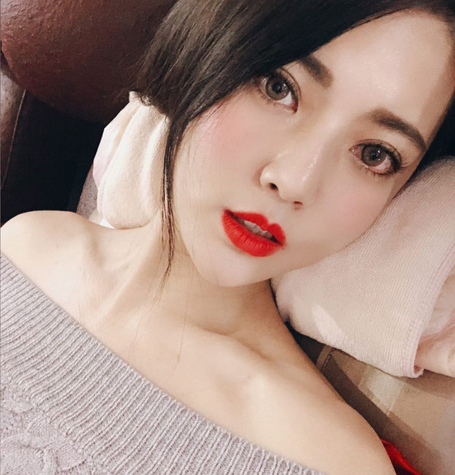 Mắt to, mũi cao, môi chúm chím tạo nên một khuôn mặt không có góc chết.