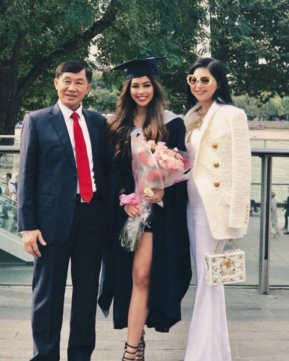 Khi biết tin con gái có khả năng nhiễm bệnh, gia đình Tiên Nguyễn đã cho gần 10 tỷ đồng thuê chuyên cơ đón cô về Việt Nam điều trị.