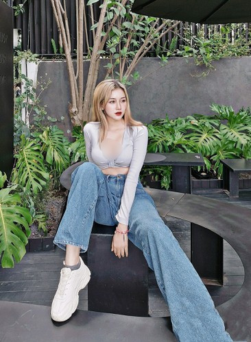 Người đẹp Sài thành luôn biết cách làm nổi bật lợi thế hình thể bằng cách phối đồ khéo léo.
