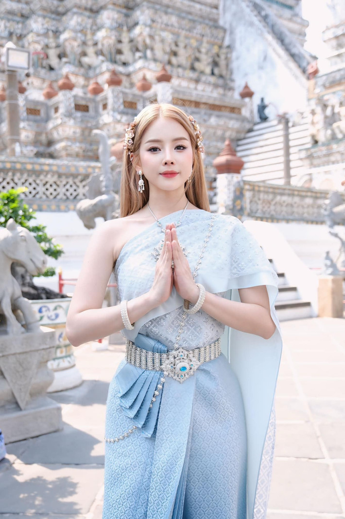 Trong trang phục truyền thống Thái Lan nhưng Mie vẫn khéo khoe body chuẩn nuột nà của mình.