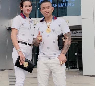 Dương Minh Tuyền bất ngờ nổi tiếng vài năm trở lại đây với biệt danh "thánh chửi" vì anh ta thường đăng tải lên mạng những clip bình luận về các sự kiện, nhân vật đang gây chú ý bằng lời lẽ thô tục như vụ cô giáo cung Bọ Cạp, chửi hotboy xăm trổ, chửi Manchester City...