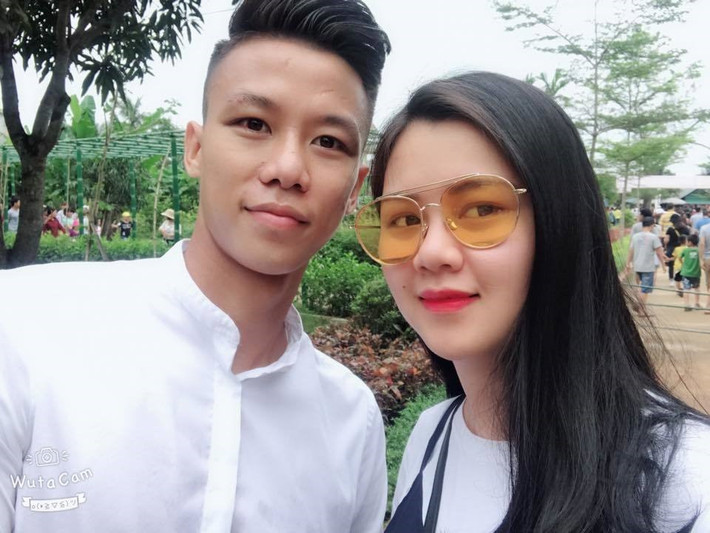 Cũng giống như gia đình hậu vệ Duy Mạnh thì vợ chồng đội trưởng đội tuyển Việt Nam Quê Ngọc Hải cũng không ở với gia đình chồng sau khi kết hôn. Vì tính chất công việc ở xa cũng như thường xuyên đi lại nên Hải Quế để vợ ở lại nhà mẹ đẻ sinh sống cho yên tâm.