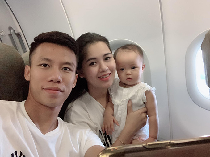 Suốt nhiều năm bên nhau đến khi có một nhóc tì đáng yêu, Quế Ngọc Hải nổi tiếng yêu chiều vợ. Trên trang cá nhân, cầu thủ CLB Viettel thường xuyên dành cho vợ những lời có cánh.