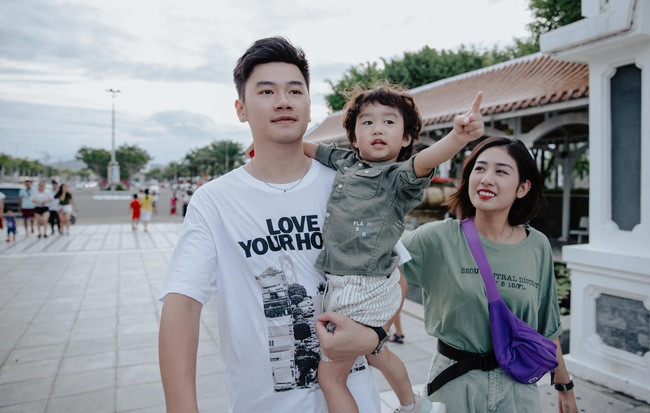 Từ khi kết hôn, Trang Lou và Tùng Sơn đã quyết định sống cùng với ông bà ngoại nên cuộc sống cũng bớt vất vả vì có nội ngoại đỡ đần.