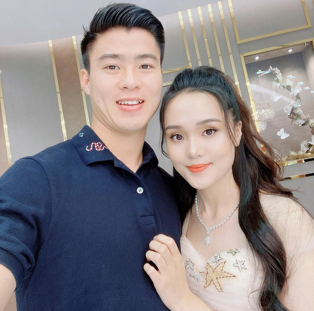 Ngày 9/2 vừa qua, vợ chồng Duy Mạnh tổ chức đám cưới thu hút sự chú ý của truyền thông. Trước khi lấy vợ, cầu thủ đã dành dụm tiền, mua nhà ngay cạnh bố vợ và sắm ô tô để tiện di chuyển chứ không về nhà tại Đông Anh sinh sống.