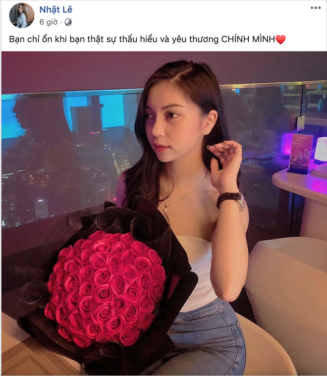 Trên trang cá nhân, Nhật Lê cũng đăng tải tấm ảnh diện trang phục tương tự, ôm bó hoa và ngồi trong nhà hàng giống hệt bức hình bị chụp lén.