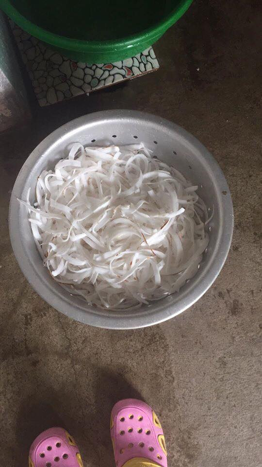Mứt dừa là món ăn vặt quen thuộc mỗi dịp Tết đến xuân về, đến gia đình nào cũng có ít nhất một đĩa mứt dừa đặt trên bàn. Chính vì đây là một món được ưa chuộng nên nhiều người muốn tự làm cho đảm bảo vệ sinh, hơn món này cũng rất dễ làm, công thức có đầy trên mạng không cần mất quá nhiều công sức mày mò tìm kiếm.