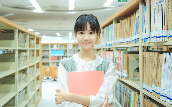 Trần Đô Linh, hoa khôi Đại học Hàng không Vũ trụ Nam Kinh khóa 2012-2016 là "đối thủ" nặng ký của "hot girl trà sữa" khi chiến thắng trong cuộc bình chọn hoa khôi toàn quốc 2013.