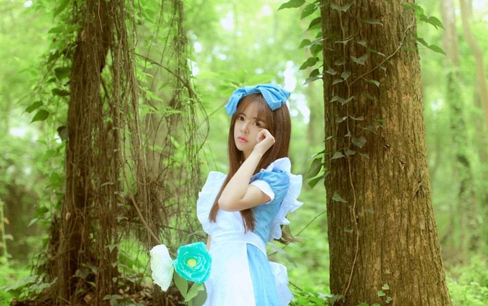 Mới đây bộ ảnh mới của cô nàng lấy cảm hứng từ câu chuyện Alice ở xứ sở thần tiên đã gây được ấn tượng mạnh, được đông đảo cư dân mạng Trung Quốc biết đến.