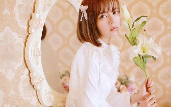 Sau đó, những hình ảnh cũ của Viện Thiến cũng được cộng đồng mạng xứ Trung "đào xới" lại và dành cho những lời khen ngợi có cánh.