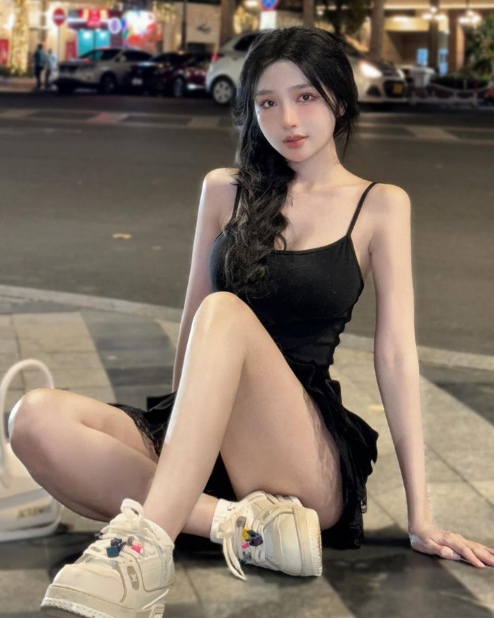 Nhờ có thân hình đẹp, Khánh Linh dễ dàng cân mọi outfit, cô nàng ưa chuộng những thiết kế cắt xẻ táo bạo.