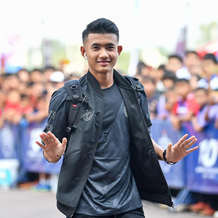 Không chỉ có tài năng bóng đá vượt trội, là niềm hy vọng của người Thái, Suphanat còn sở hữu vẻ ngoài đẹp trai, là chàng soái ca trên sân cỏ.