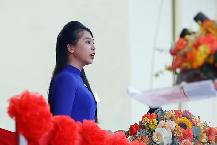Cô gái đó là Vũ Quỳnh Anh - là một cán bộ Đoàn năng nổ, có ông bà ngoại đều tham gia chiến dịch Điện Biên Phủ. Với giọng nói truyền cảm, dõng dạc, Quỳnh Anh đã có bài phát biểu xúc động về những suy nghĩ, cảm tưởng của thế hệ trẻ nhân một sự kiện trọng đại của đất nước.