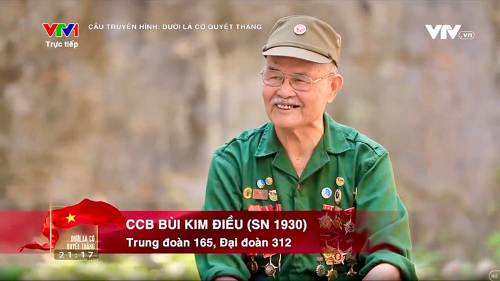 Được biết, ông ngoại của Quỳnh Anh từng là một chiến sĩ Điện Biên. Cô xúc động chia sẻ hình ảnh ông mình lên trang cá nhân: "Ông năm nay đã 94 tuổi, nhưng những ký ức về “56 ngày đêm khoét núi, ngủ hầm" ông vẫn còn nhớ rất rõ. Có lẽ chưa bao giờ tôi lại được nghe ông kể chuyện về những ngày tháng kỳ tích ấy nhiều như những ngày này, nào là về trận đánh đầu tiên mở màn Chiến dịch tại cụm cứ điểm Him Lam với quyết tâm “trận đầu phải thắng”.