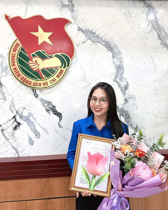 Truyền thống gia đình đã giúp Quỳnh Anh hăng say phấn đấu. Hiện Quỳnh Anh đang là chuyên viên Ban Tuyên giáo Trung ương Đoàn.